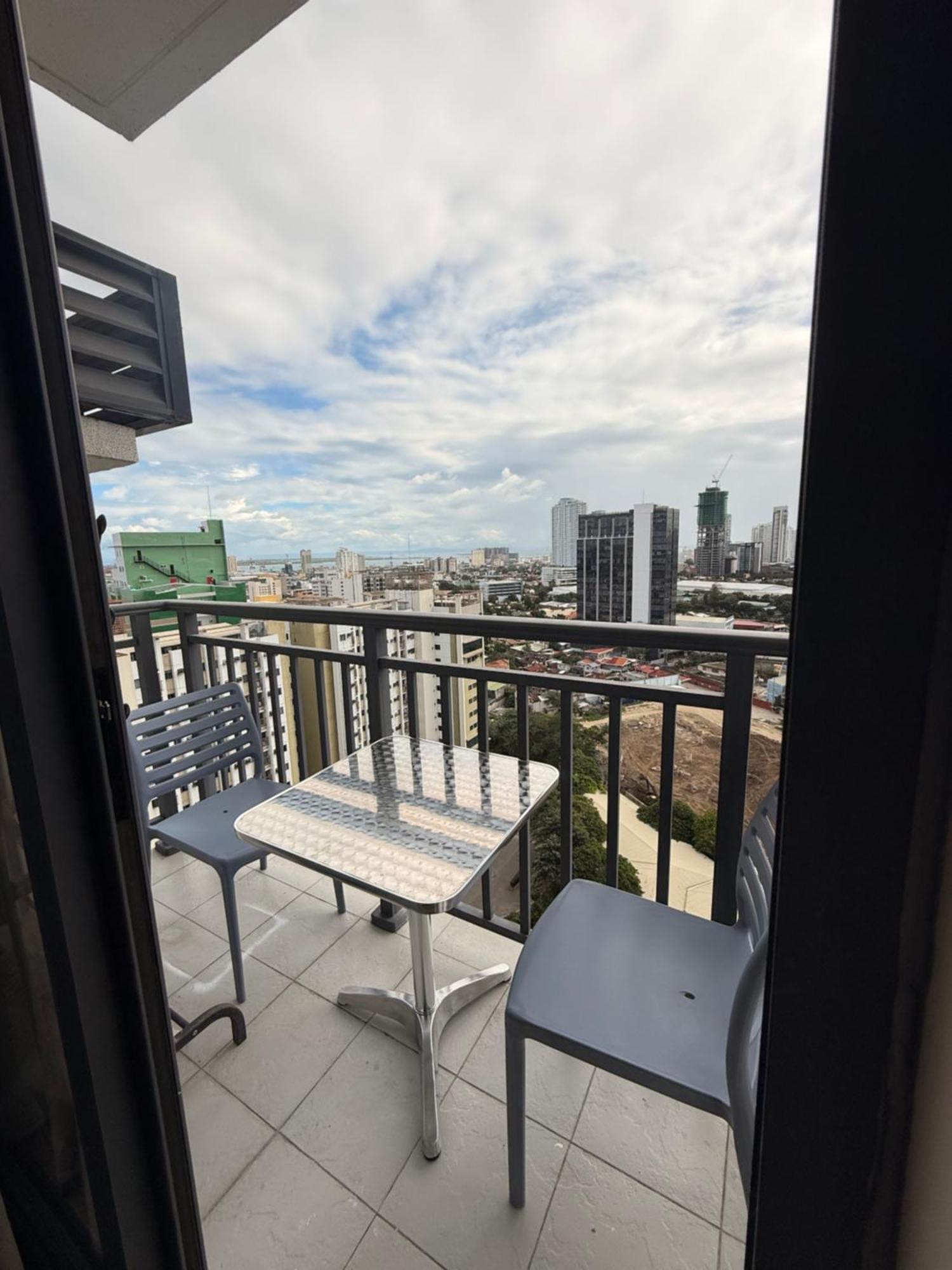 Arlowes At 20F Grand Residences Cebu Exterior photo